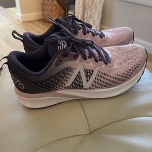 New Balance 870 v.5 womens sneakers, size 9. Like new, W870RP5